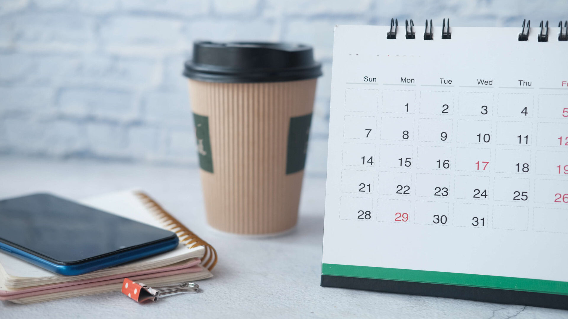 【公式】イタリア医学部渡航準備サポート 7 calendar notepad and smart phone on office desk 2024 12 13 09 21 21 utc edited