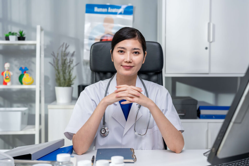 【公式】イタリア医学部渡航準備サポート 4 portrait of asian woman doctor use laptop give adv 2025 01 30 21 30 24 utc