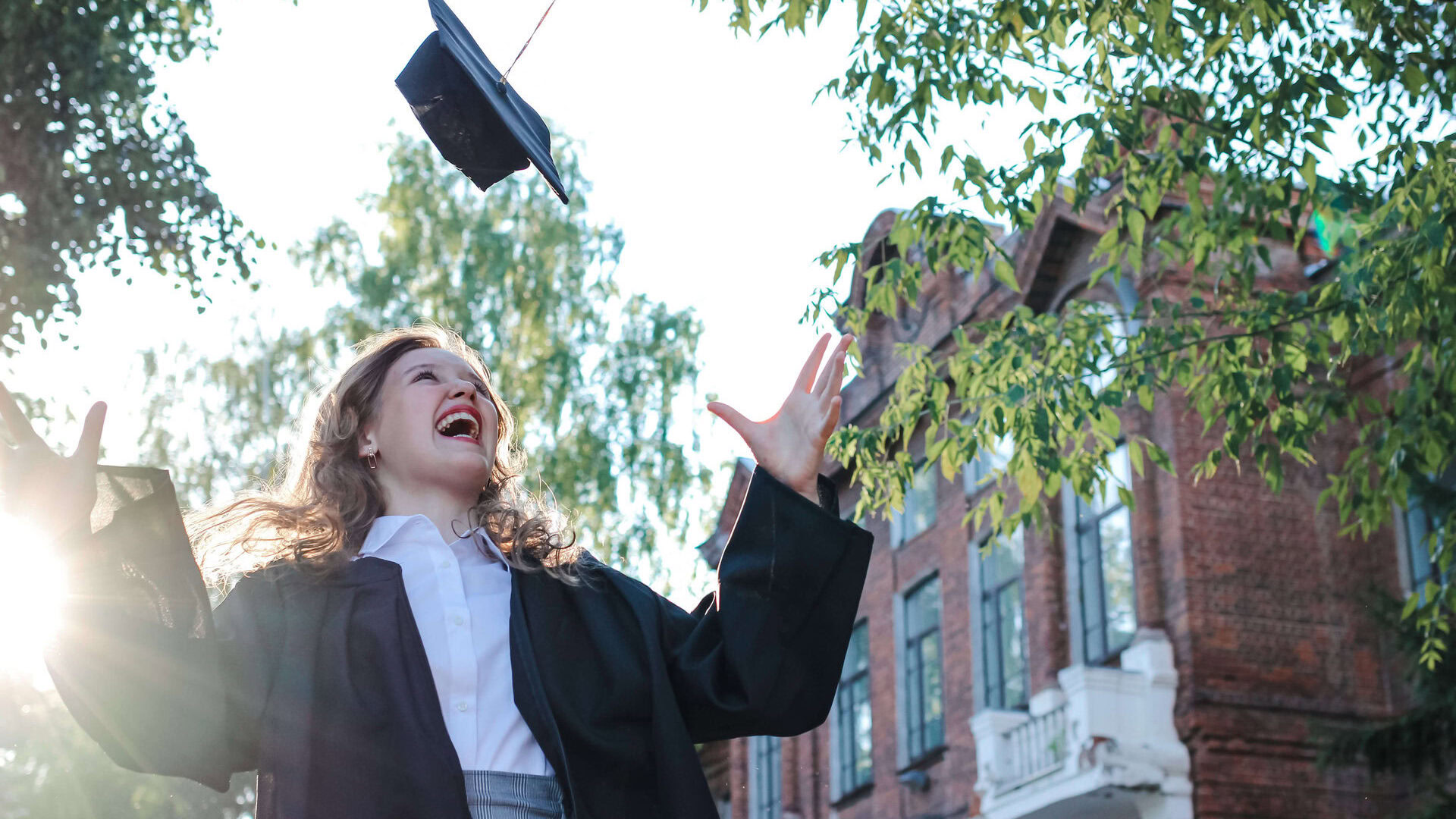 【公式】IMAT2位合格者のイタリア医学部入試対策塾 by mirunote留学|少数精鋭のイタリア医学部留学サポート 40 cute teenage graduate girl laughing and having fun 2024 11 27 16 50 16 utc edited