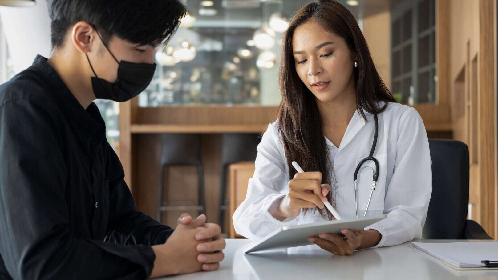 【公式】イタリア医学部渡航準備サポート 5 young man patient having consultation with doctor 2024 12 04 10 13 06 utc edited